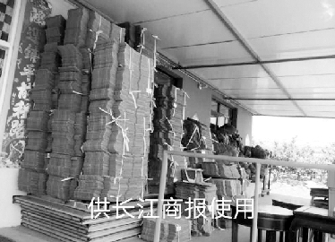 邓健说,顺丰强制必须使用其提供的货箱,自己购买的货箱只能闲置。
图片由邓健本人提供
