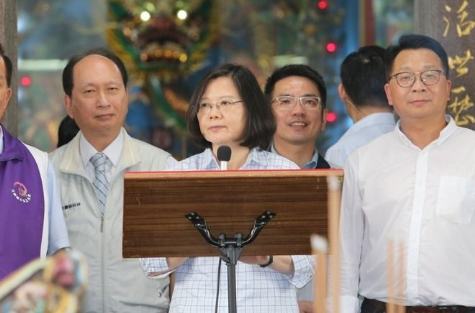  蔡英文推销前瞻只备一版讲稿，被讽“人肉读稿机”。（图片来源：台湾《联合报》）