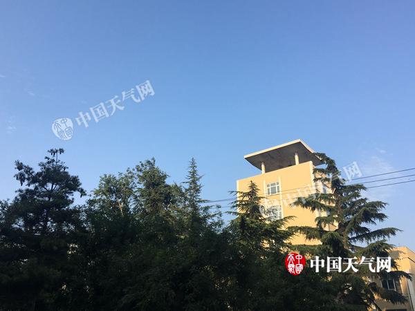 今晨,北京海淀天空云量较少,阳光充足。