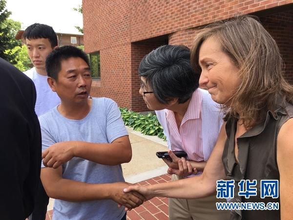 当地时间6月17日,章莹颖的父亲章荣高(右三)约见伊利诺伊大学厄巴纳-尚佩恩分校领导。新华网发