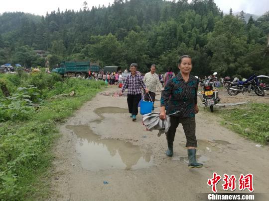 村民领到鱼苗后兴高采烈到田间放养。 蒙鸣明 摄