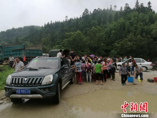 鱼苗发放现场。 蒙鸣明 摄