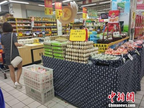 超市里正在售卖的鸡蛋。中新网记者 李金磊 摄