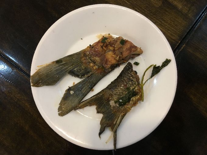 男子欲以 一条鱼吃出两尾巴 为由拒绝买单 却被