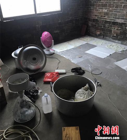 图为警方缴获制毒配剂和制毒工具一批。 李荆 摄