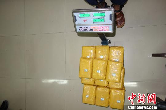 图为警方查获的冰毒可疑物。 姜洁 摄