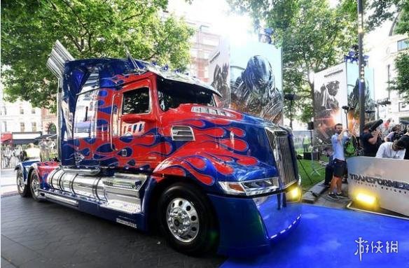 《变形金刚5:最后的骑士》擎天柱亮相伦敦首映
