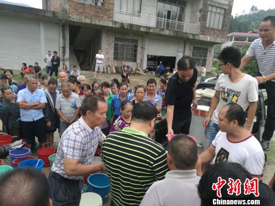 鱼苗发放现场。 蒙鸣明 摄