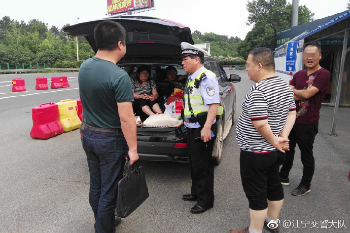 5座车6个人咋办?一人塞后备箱被罚|座车|后备