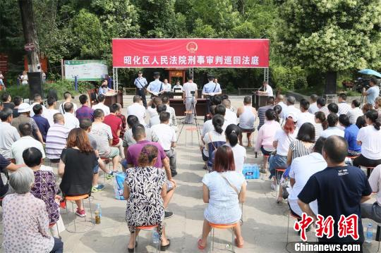 法院巡回法庭公开审理现场引来群众关注。 高志农 摄