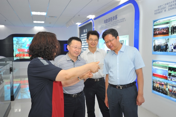 !DSC_8514(张国臣一行参观分校大学生创新创业基地).JPG