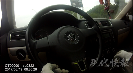 女司机目睹车祸后吓哭扔车 交警无奈为其代驾