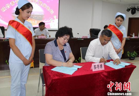 图为新疆吐鲁番市与新疆医科大学签订《战略合作框架协议》。 袁晶 摄