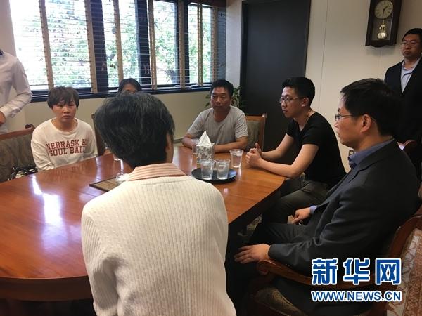 当地时间6月17日,章莹颖的父亲章荣高等家属和芝加哥总领事馆工作人员等听取校方介绍相关情况。新华网发