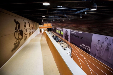 万国体育资产负债率达97.34%