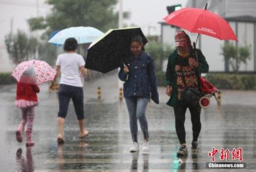 5月22日,民众在雨中出行。<a target=\'_blank\' href=\'http://www.chinanews.com/\'>中新社</a>记者 杨可佳 摄