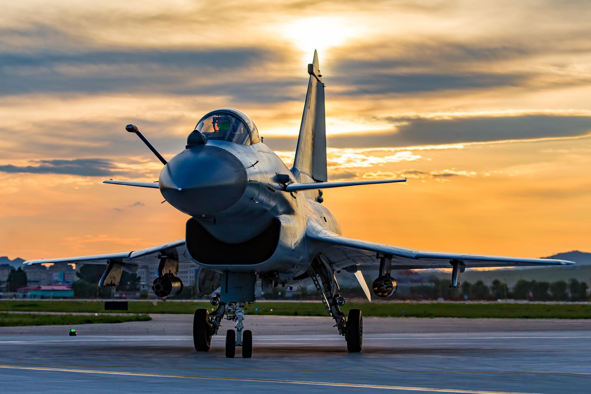 我军歼10B备战航空飞镖大赛 进行火箭弹对地攻击(图)