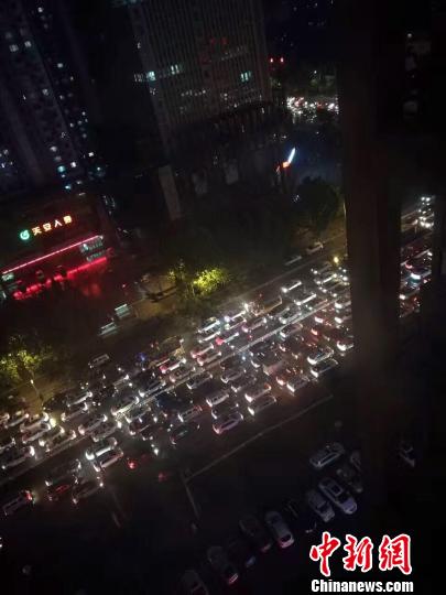 图为强降雨造成保定市区大面积交通拥堵。 吕子豪 摄