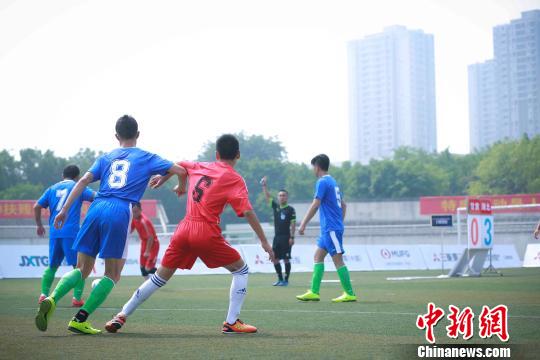 图为全国残疾人民间足球争霸赛西部赛区甘肃队与湖北队比拼。主办方供图