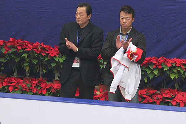 2013年11月1日，世界花样滑冰大奖赛北京站首日，赵宏博身为教练场边亮相