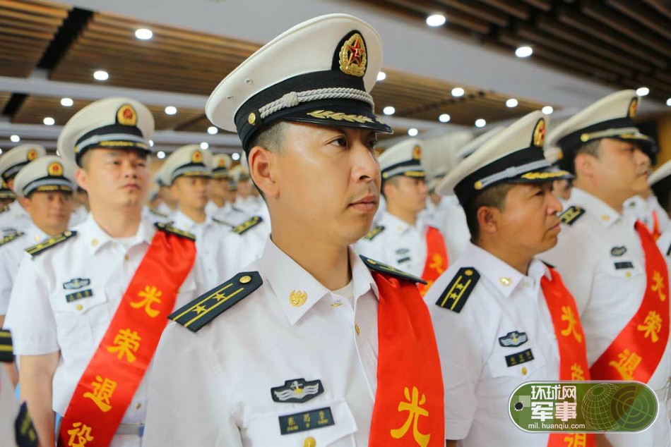 东海舰队某驱逐舰支队举行转业干部退役仪式|