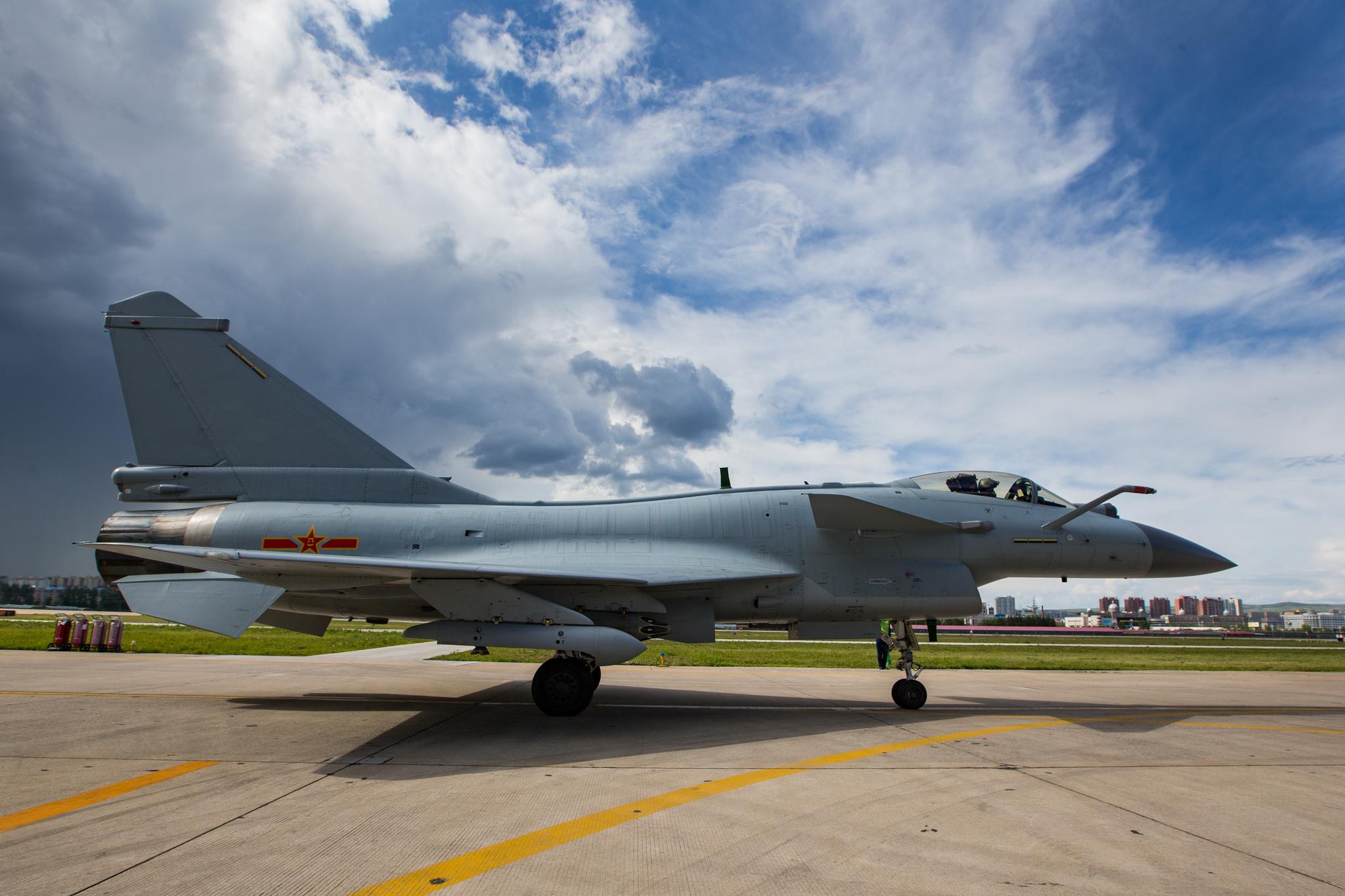 我军歼10B备战航空飞镖大赛 进行火箭弹对地