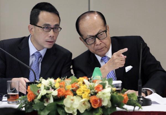 2015年1月9日，长和系主席李嘉诚（右）与儿子李泽钜在香港出席记者会