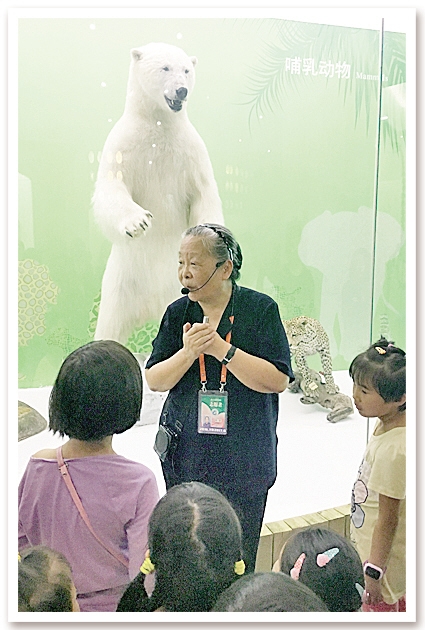 每周末，北京自然博物馆都会为孩子们举办义务讲解活动。