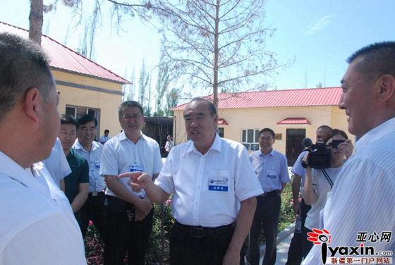 自治州党委副书记,政法委书记,禁毒委主任黎明辉(右五)同禁毒一线干部