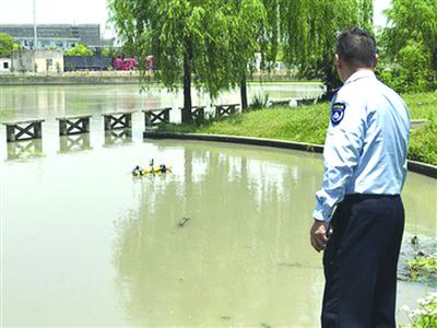 闵行区夏华路附近的苏州河上漂着共享单车　/市市容环境卫生水上管理处 记者　郁文艳