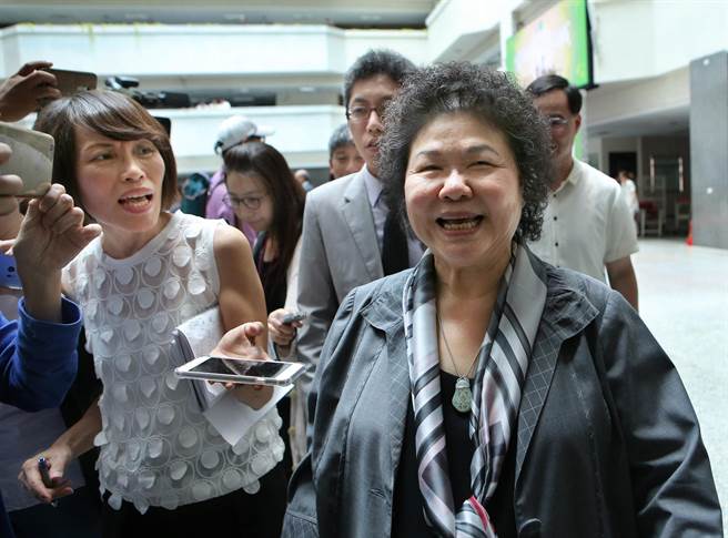 高雄市长陈菊（前排右）20日表示一直以来都主张“特赦”陈水扁
