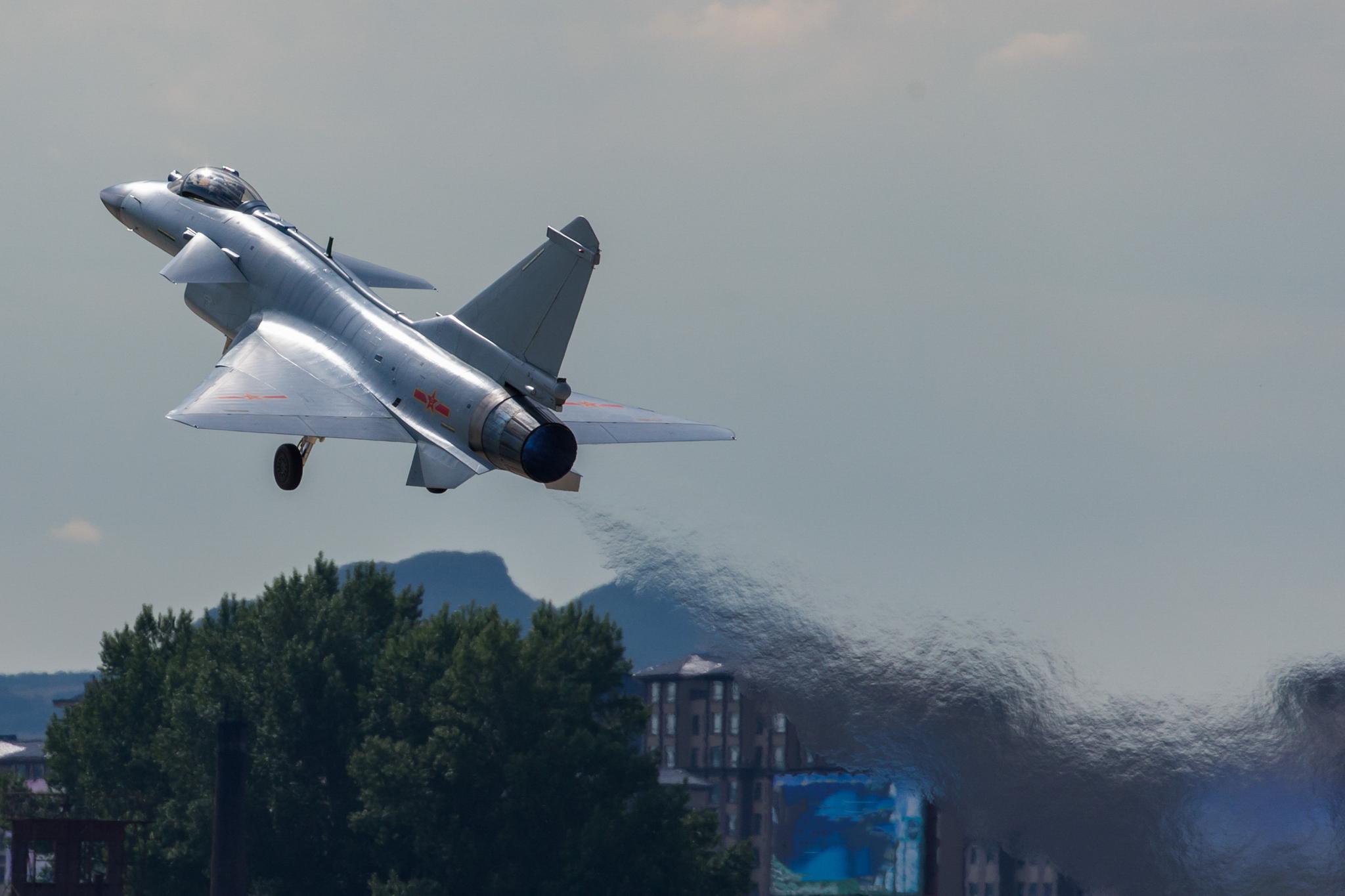 我军歼10B备战航空飞镖大赛 进行火箭弹对地攻击(图)|空军|中国空军|歼10_新浪军事_新浪网