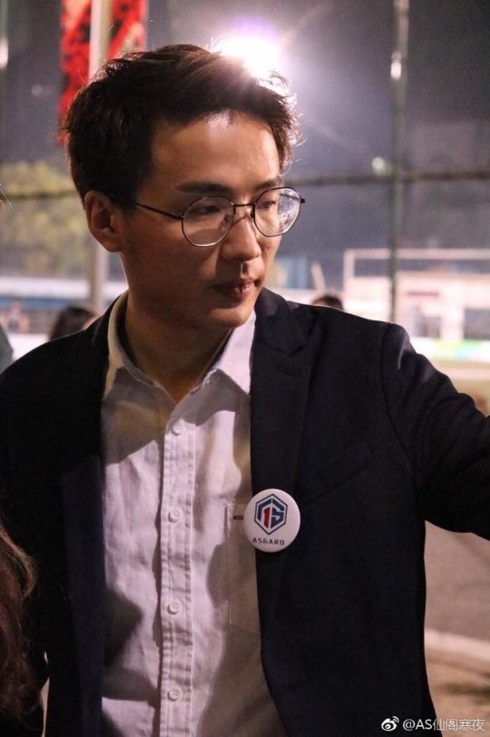 王者荣耀冠军队主教练突然引咎辞职:因为我无能