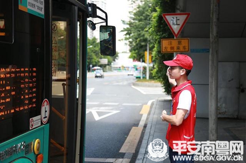 深圳公安公交义工一年来处置突发情况千余起