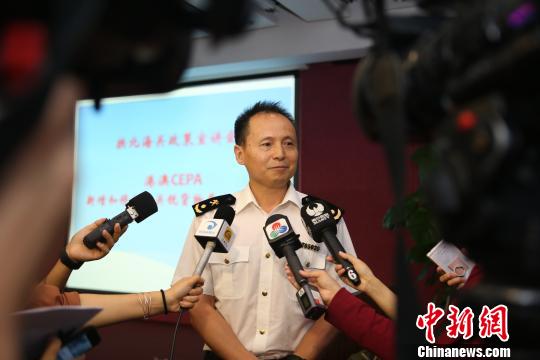 海关总署拱北原产地管理办公室主任邓伟光接受记者采访 俞波 摄
