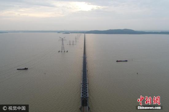 资料图：近日，受近期江西持续强降雨影响，鄱阳湖水位持续快速上涨，达今年入汛以来的最高水位。张俊 摄 图片来源：视觉中国