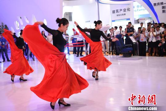 图为川航展馆空乘人员正在跳舞。 陈超 摄