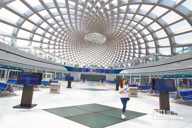 天津于家堡高铁站的建设为全球首例单层大跨度网壳穹顶钢结构工程。（图片来源：台湾《中时电子报》）
