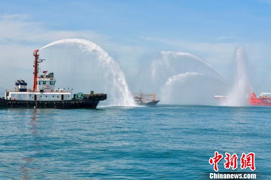 图为演习中，救援船只喷出数条水柱，为“失火”渔船灭火。　骆云飞 摄