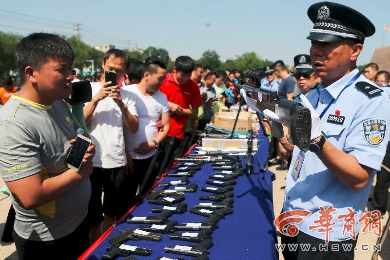 西安市公安局展示寄递违禁品 假烟毒品都上榜