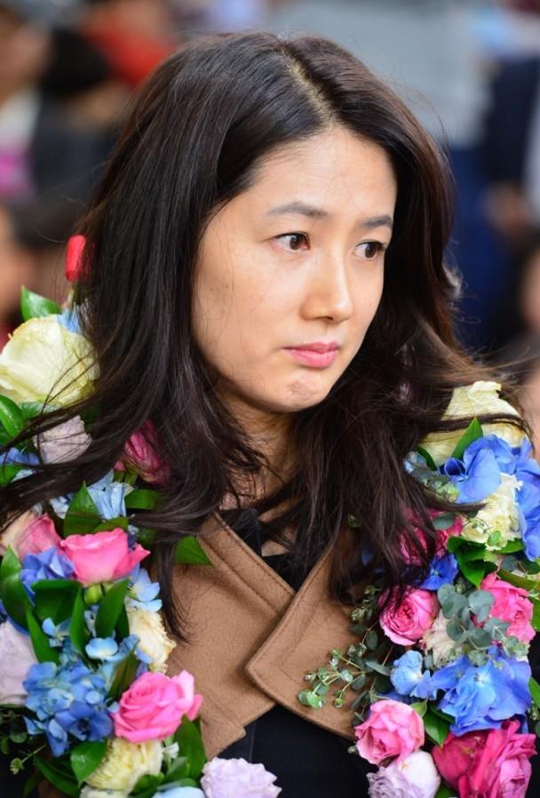 沈银河：韩国最有气质女星嫁入豪门12年，表面幸福却因压力服药送院