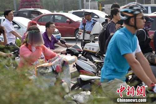 6月21日上午，北京仰山桥下十字路口的早高峰情况。中新网记者 金硕 摄