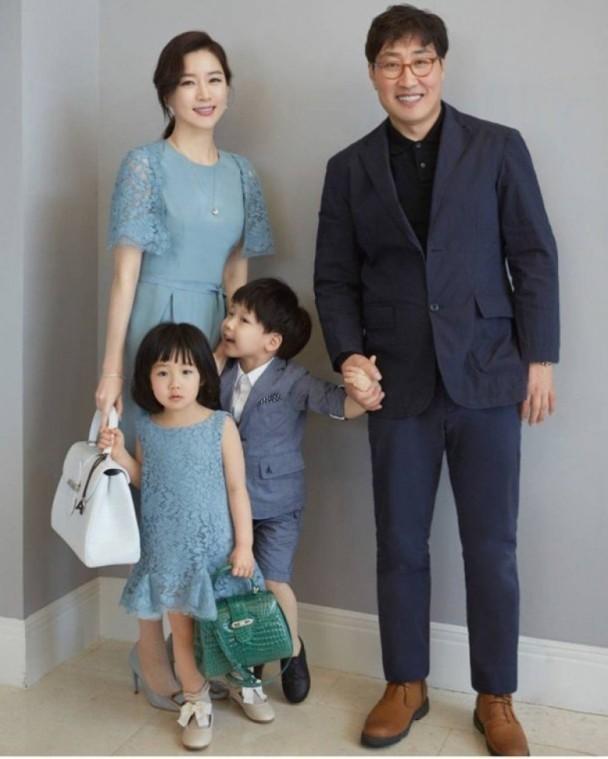沈银河：韩国最有气质女星嫁入豪门12年，表面幸福却因压力服药送院