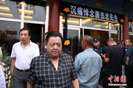 6月22日,著名相声表演艺术家唐杰忠遗体告别仪式在北京举行,相声演员李金斗等参加告别仪式。6月18日,著名相声表演艺术家唐杰忠先生逝世,享年85岁。 <a target=\'_blank\' href=\'http://www.chinanews.com/\'>中新社</a>记者 韩海丹 摄