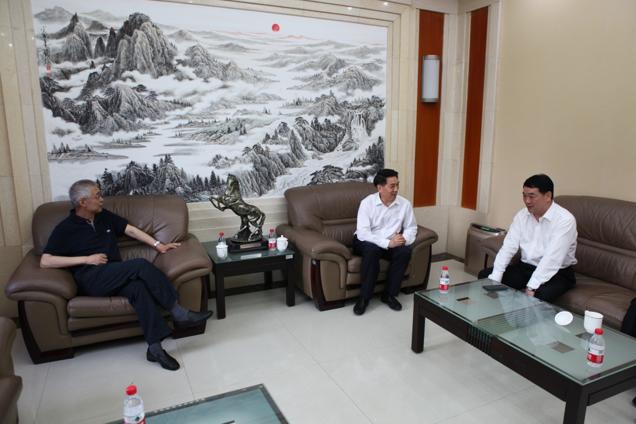 黑龙江省政协主席杜宇新、副省长胡亚枫会见中