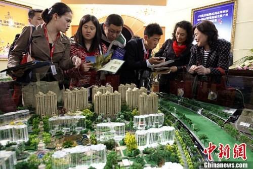 资料图:购房人在楼盘看沙盘并咨询售楼工作人员。<a target=\'_blank\' href=\'http://www.chinanews.com/\'>中新社</a>发 汤彦俊 摄