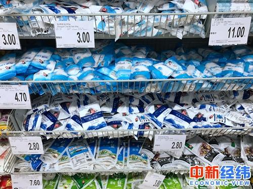 图：北京市场上的食用盐种类繁多，价格也不同。中新经纬刘雪玉摄