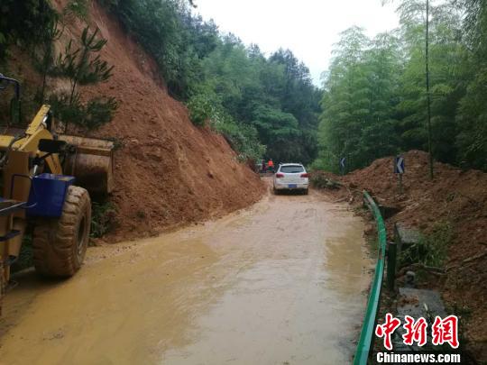 小湖线(湖南镇到举村乡)7K十200处上边坡塌方,交通中断。后经过抢修,上午半幅己通车。 邓亮 摄