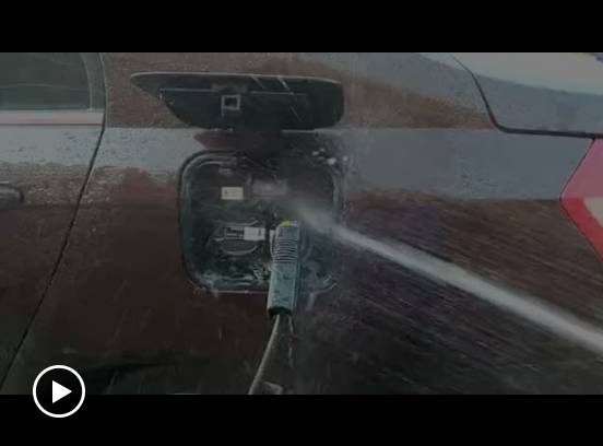 用水狂冲电动车充电接口，车辆安好无损