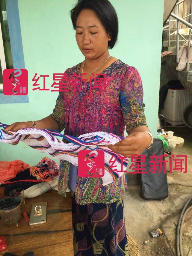 赵新妹的女儿展示母亲生前的手工织物